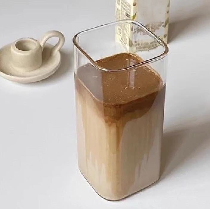 Gobelet carré en verre transparent 380 ml avec couvercle étanche et paille incluse, résistant à la chaleur, idéal pour jus, lait, café, thé ou cocktail. Livraison prioritaire offerte !