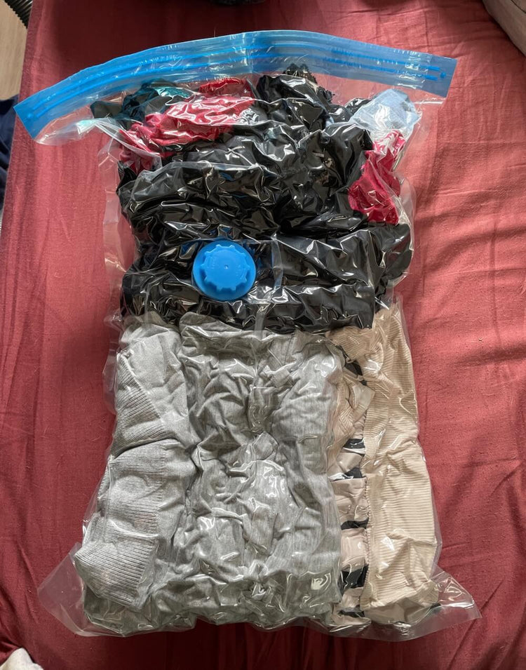 5 sacs plats de rangement sous vide, première qualité, épaissis et résistants, permet de récupérer 80% d'espace, compatibles avec aspirateur, pompe incluse, protège contre l'humidité, la moisissure, les odeurs, etc. Livraison prioritaire offerte !
