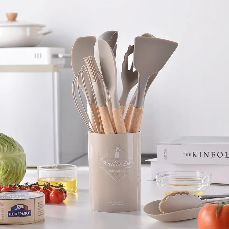 Magnifique ensemble d'ustensiles de cuisine en silicone sans BPA, résistants à la chaleur, anti-rayures avec manche en bois et bac de rangement, idéal pour cuisiner en toute sérénité. 12 pièces, produit Premium. La livraison est offerte !