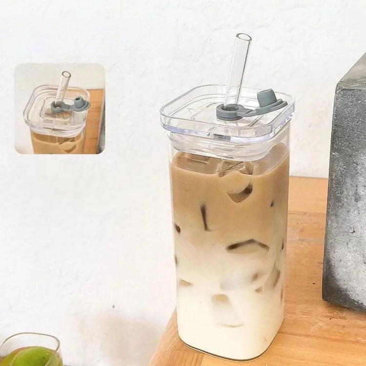Gobelet carré en verre transparent 380 ml avec couvercle étanche et paille incluse, résistant à la chaleur, idéal pour jus, lait, café, thé ou cocktail. Livraison prioritaire offerte !