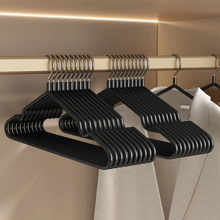 Cintres antidérapants haut de gamme en acier inoxydable, solides et durables, au design fin et élégant, avec encoche d’épaule intégrée, pour un gain de place optimal. Livraison prioritaire offerte !