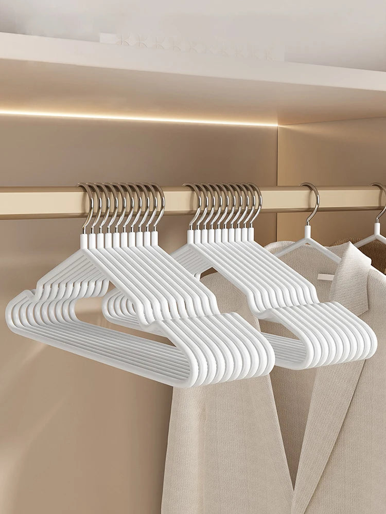 Cintres antidérapants haut de gamme en acier inoxydable, solides et durables, au design fin et élégant, avec encoche d’épaule intégrée, pour un gain de place optimal. Livraison prioritaire offerte !