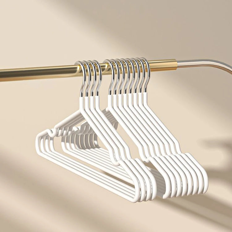 Cintres antidérapants haut de gamme en acier inoxydable, solides et durables, au design fin et élégant, avec encoche d’épaule intégrée, pour un gain de place optimal. Livraison prioritaire offerte !