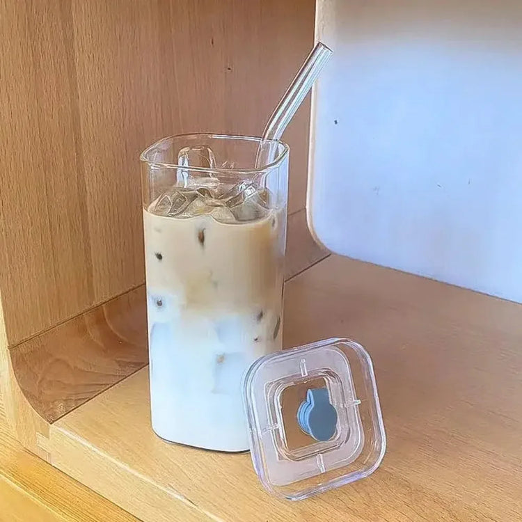 Gobelet carré en verre transparent 380 ml avec couvercle étanche et paille incluse, résistant à la chaleur, idéal pour jus, lait, café, thé ou cocktail. Livraison prioritaire offerte !