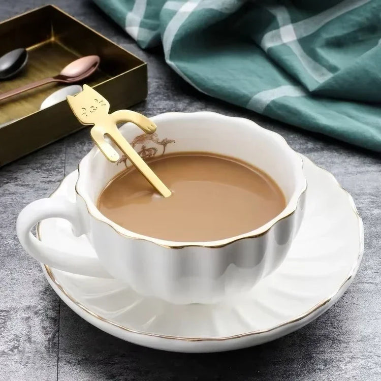 Cuillères à café en forme de chat suspendu, lot de 2 pièces en acier inoxydable 304, design ludique et élégant avec pattes qui s’accrochent au rebord de la tasse, idéales pour café, thé, desserts et glaces. Livraison offerte !