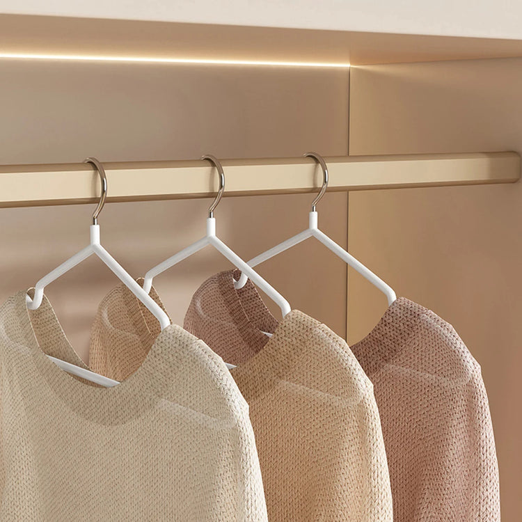 Cintres antidérapants haut de gamme en acier inoxydable, solides et durables, au design fin et élégant, avec encoche d’épaule intégrée, pour un gain de place optimal. Livraison prioritaire offerte !