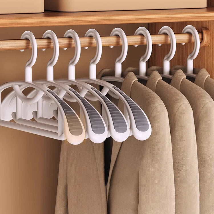 Lot de 10 cintres antidérapants à épaules très larges, solides et durables, idéal pour vestes, manteaux, chemises et vêtements lourds, protection ultime des tissus. Livraison offerte !