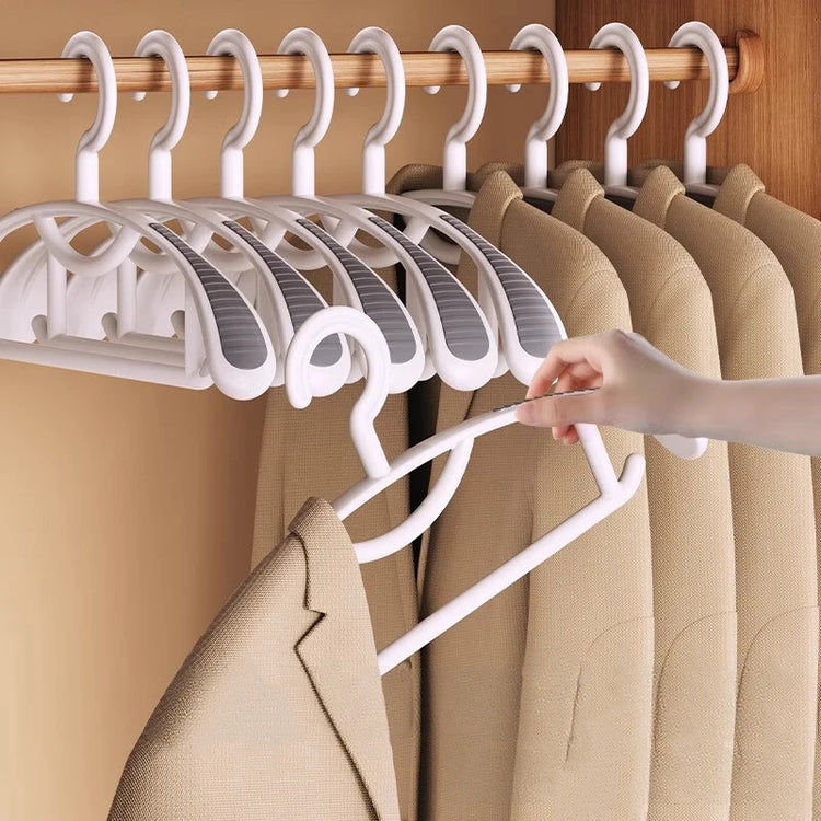 Lot de 10 cintres antidérapants à épaules très larges, solides et durables, idéal pour vestes, manteaux, chemises et vêtements lourds, protection ultime des tissus. Livraison offerte !