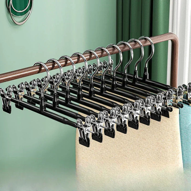 Lot de 10 cintres à clips réglables en acier inoxydable, antidérapants et infroissables, robustes et durables, idéal pour pantalons, jupes, shorts et vêtements lourds, gain de place garanti dans votre placard. Livraison offerte !