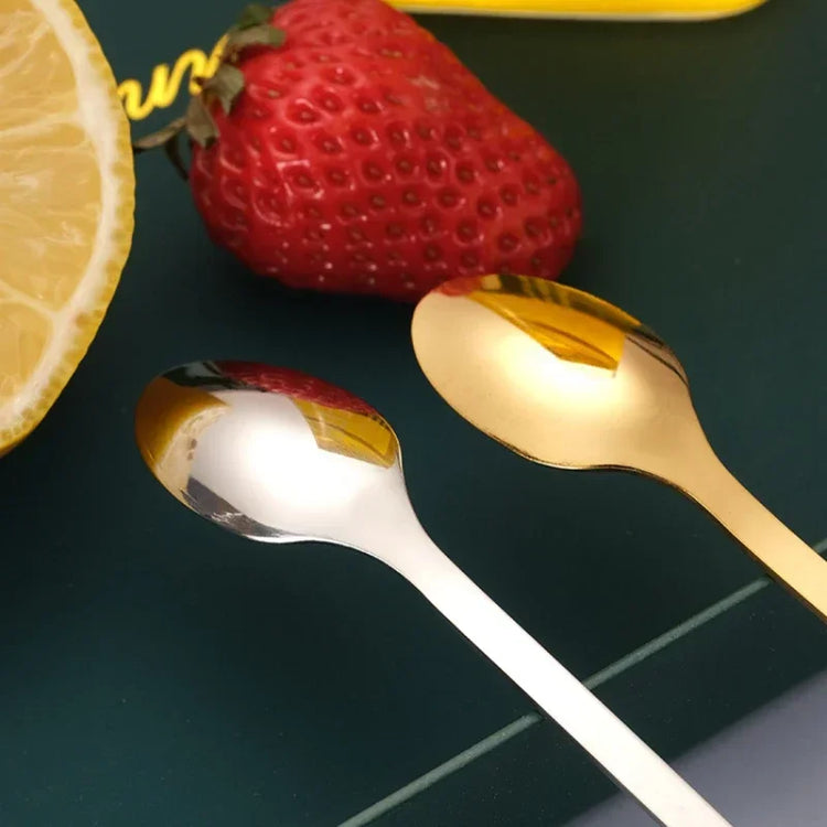Cuillères à café en forme de chat suspendu, lot de 2 pièces en acier inoxydable 304, design ludique et élégant avec pattes qui s’accrochent au rebord de la tasse, idéales pour café, thé, desserts et glaces. Livraison offerte !