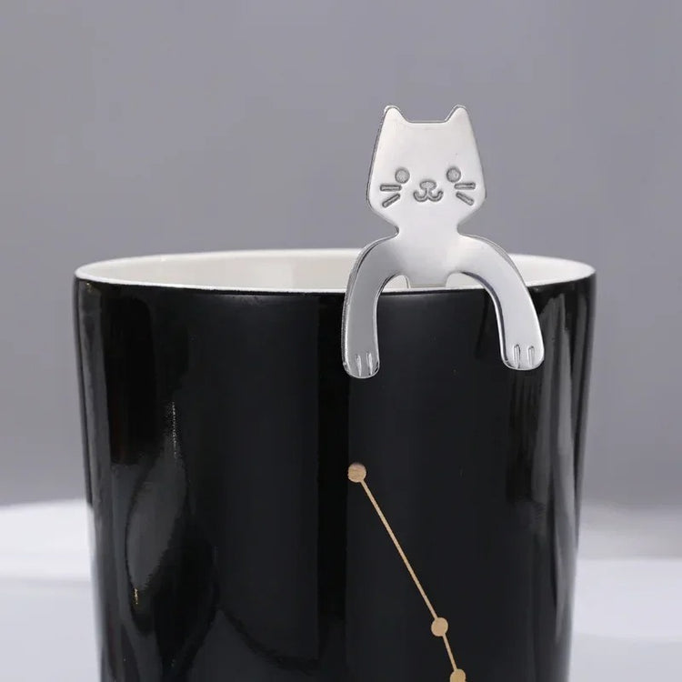 Cuillères à café en forme de chat suspendu, lot de 2 pièces en acier inoxydable 304, design ludique et élégant avec pattes qui s’accrochent au rebord de la tasse, idéales pour café, thé, desserts et glaces. Livraison offerte !