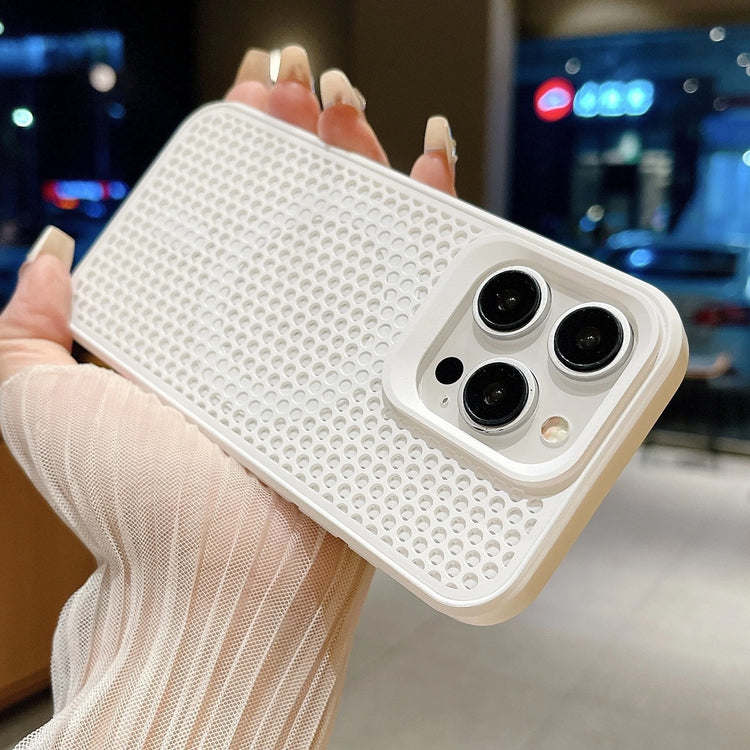 Ingénieuse coque magnétique alvéolée ultra-rafraîchissante pour iPhone avec dissipation de la chaleur, dos rigide respirant compatible MagSafe, protection totale et design haute performance. Livraison prioritaire offerte !