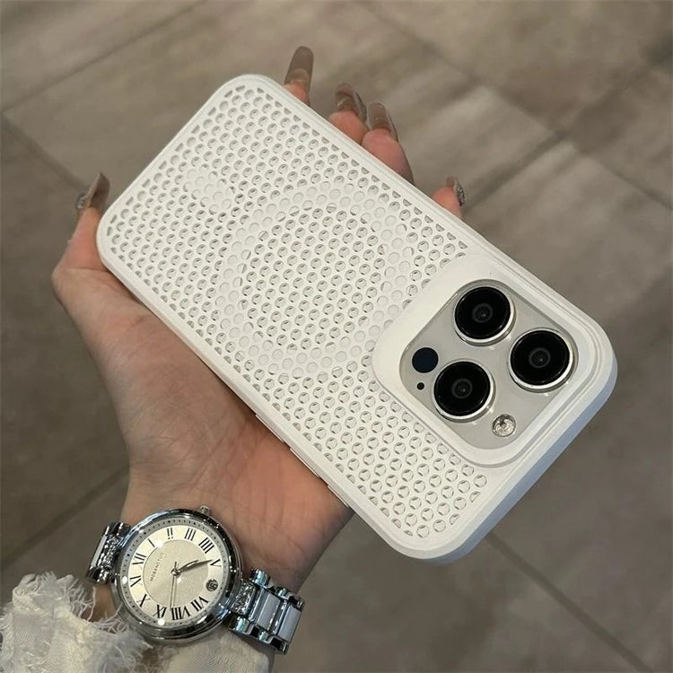 Ingénieuse coque magnétique alvéolée ultra-rafraîchissante pour iPhone avec dissipation de la chaleur, dos rigide respirant compatible MagSafe, protection totale et design haute performance. Livraison prioritaire offerte !