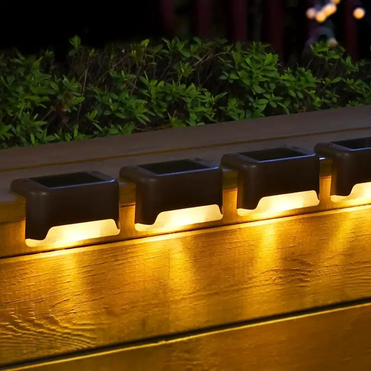 Lampes solaires extérieures avec capteur automatique, éclairage LED blanc chaud étanche, installation facile par adhésif ou vis, idéales pour escaliers, jardins et patios. La livraison prioritaire est offerte !