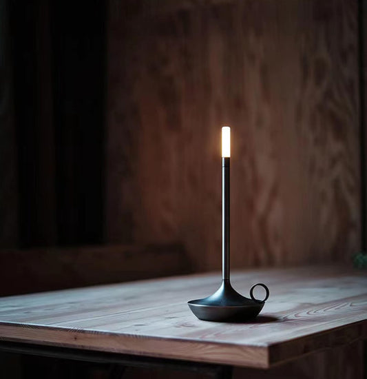 Superbe lampe en métal en forme de bougie avec interrupteur tactile, recharge USB, éclairage blanc chaud ajustable, design créatif  pour une ambiance chaleureuse et vintage. La livraison prioritaire est offerte !