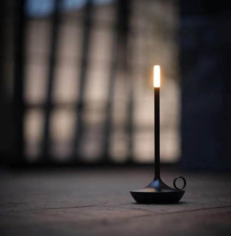 Superbe lampe en métal en forme de bougie avec interrupteur tactile, recharge USB, éclairage blanc chaud ajustable, design créatif  pour une ambiance chaleureuse et vintage. La livraison prioritaire est offerte !