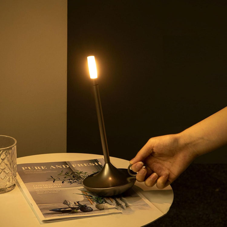 Superbe lampe en métal en forme de bougie avec interrupteur tactile, recharge USB, éclairage blanc chaud ajustable, design créatif  pour une ambiance chaleureuse et vintage. La livraison prioritaire est offerte !