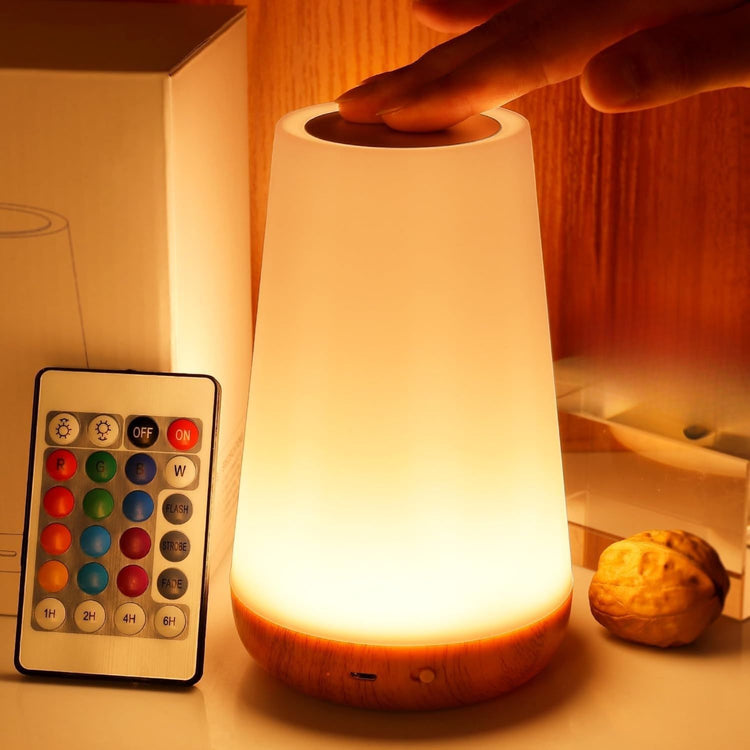 Ingénieuse lampe magique, 5 niveaux de lumière blanche chaude, 13 couleurs, luminosité réglable, 256 ambiances, télécommande, en mode batterie rechargeable ou branchée via USB. Voilà la petite lampe parfaite. La livraison est offerte !
