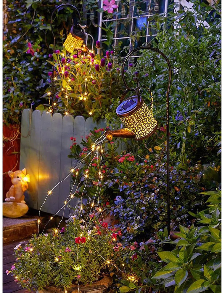 Arrosoir solaire extérieur avec lumières LED, étanche et autonome, installation simple, idéal pour décorer jardins et balcons et créer une ambiance romantique et féérique. La livraison prioritaire est offerte !
