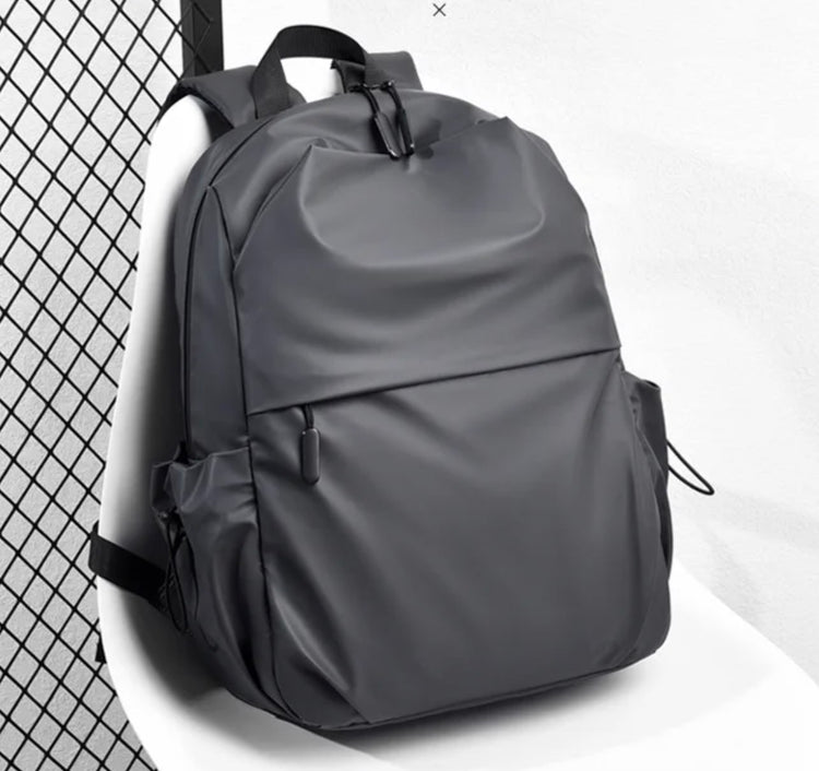 Superbe sac à dos en vinyle dense et robuste • Grand format 43 x 30 x 13 cm •  3 couleurs disponibles • Imperméable • Compatible avec ordinateur portable et tablette • Travail, voyages, vacances, loisirs, sports, week-ends, etc. Livraison offerte !