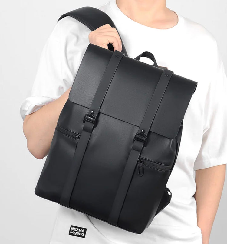 Superbe sac à dos Premium en simili-cuir • Moyen format  37 x 28 x 11 cm • Noir • Imperméable • Compatible avec ordinateur portable et tablette • Travail, voyages, vacances, loisirs, sports, week-ends, etc. La livraison prioritaire est offerte !