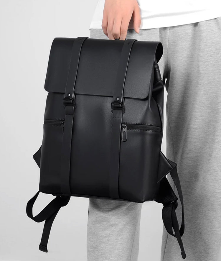 Superbe sac à dos Premium en simili-cuir • Moyen format  37 x 28 x 11 cm • Noir • Imperméable • Compatible avec ordinateur portable et tablette • Travail, voyages, vacances, loisirs, sports, week-ends, etc. La livraison prioritaire est offerte !