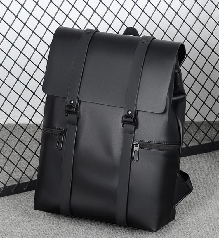 Superbe sac à dos Premium en simili-cuir • Moyen format  37 x 28 x 11 cm • Noir • Imperméable • Compatible avec ordinateur portable et tablette • Travail, voyages, vacances, loisirs, sports, week-ends, etc. La livraison prioritaire est offerte !