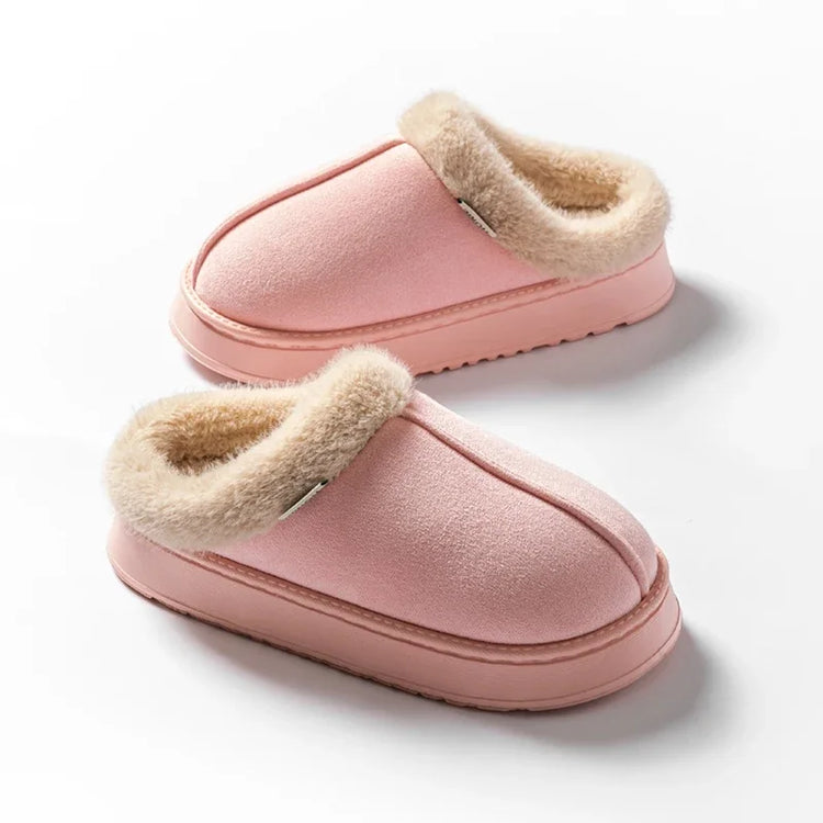 Magnifiques chaussons d’automne-hiver avec doublure en peluche douce, matière supérieure en suédine, semelle épaisse antidérapante, sécurité et confort durable. Livraison offerte !