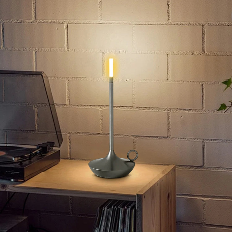 Superbe lampe en métal en forme de bougie avec interrupteur tactile, recharge USB, éclairage blanc chaud ajustable, design créatif  pour une ambiance chaleureuse et vintage. La livraison prioritaire est offerte !