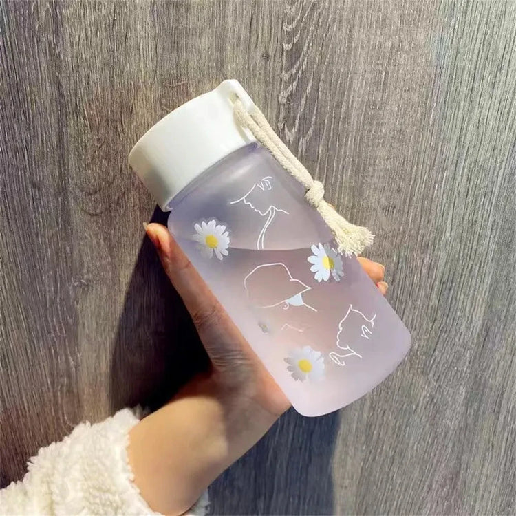 Jolie bouteille d'eau transparente en plastique de 500 ml - sans BPA, gourde sportive portable avec corde, motif à fleurs. La livraison prioritaire est offerte !