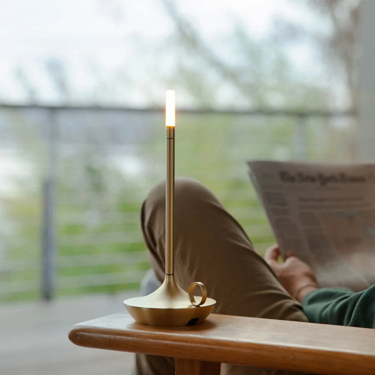 Superbe lampe en métal en forme de bougie avec interrupteur tactile, recharge USB, éclairage blanc chaud ajustable, design créatif  pour une ambiance chaleureuse et vintage. La livraison prioritaire est offerte !