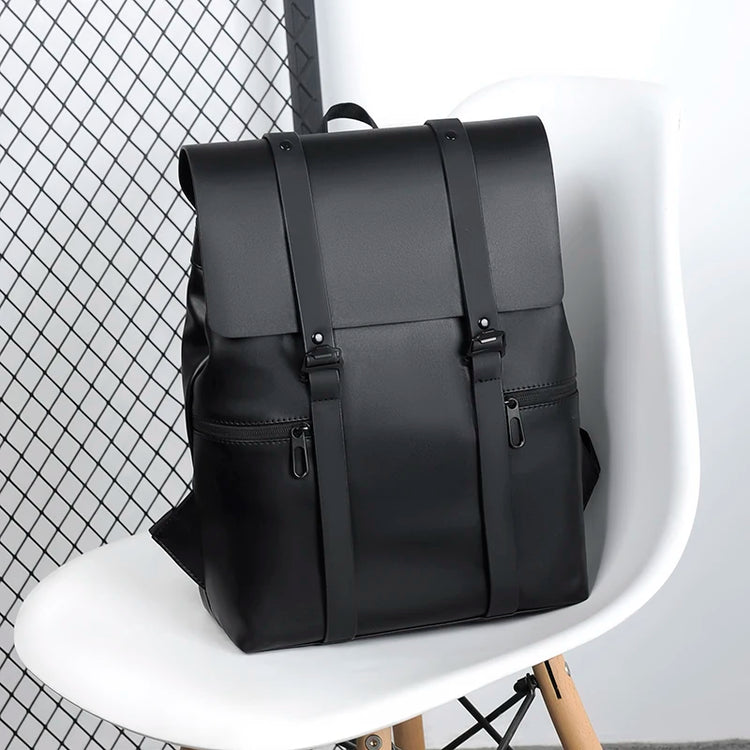 Superbe sac à dos Premium en simili-cuir • Moyen format  37 x 28 x 11 cm • Noir • Imperméable • Compatible avec ordinateur portable et tablette • Travail, voyages, vacances, loisirs, sports, week-ends, etc. La livraison prioritaire est offerte !