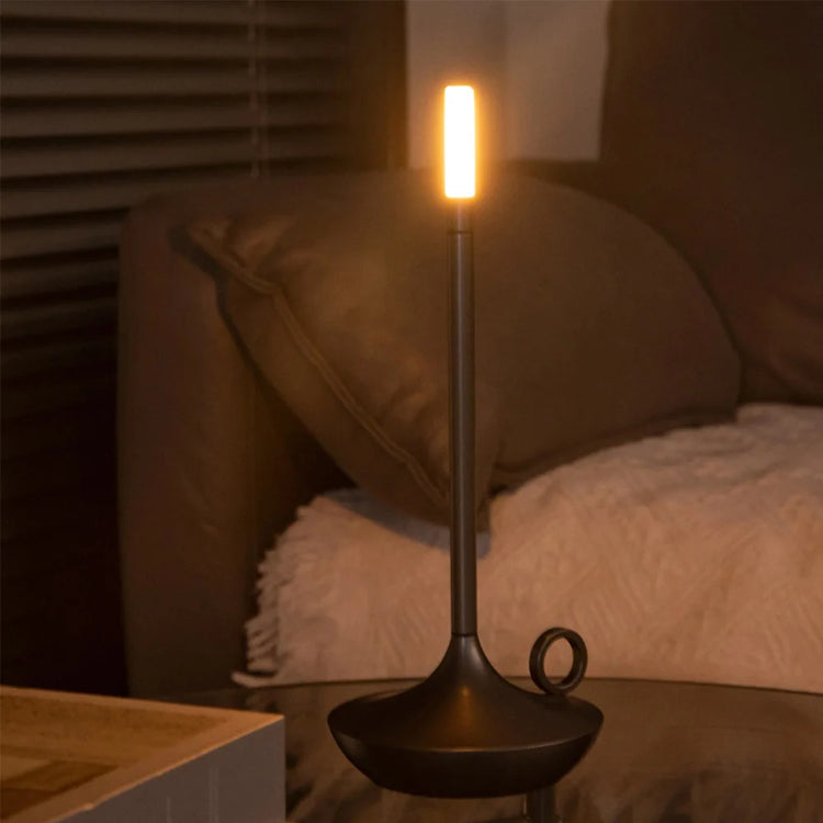 Superbe lampe en métal en forme de bougie avec interrupteur tactile, recharge USB, éclairage blanc chaud ajustable, design créatif  pour une ambiance chaleureuse et vintage. La livraison prioritaire est offerte !