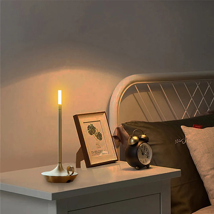 Superbe lampe en métal en forme de bougie avec interrupteur tactile, recharge USB, éclairage blanc chaud ajustable, design créatif  pour une ambiance chaleureuse et vintage. La livraison prioritaire est offerte !