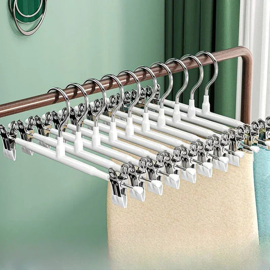 Lot de 10 cintres à clips réglables en acier inoxydable, antidérapants et infroissables, robustes et durables, idéal pour pantalons, jupes, shorts et vêtements lourds, gain de place garanti dans votre placard. Livraison offerte !