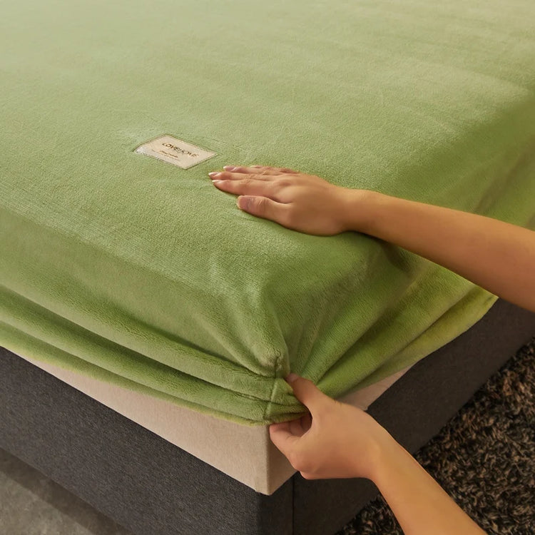 Drap-housse en velours épais, ultra-doux et chaud pour l’automne et l’hiver, ajustement parfait grâce à son pourtour extensible, haute qualité, douceur enveloppante et confort chaleureux pour des nuits réconfortantes. Livraison offerte !