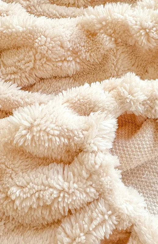 Drap-housse d’hiver en polaire épaisse, ultra-doux et chaleureux, maintien parfait grâce à son pourtour extensible, confort cocooning pour nuits froides, qualité supérieure 500 fils, idéal pour l’automne et l’hiver. Livraison offerte !