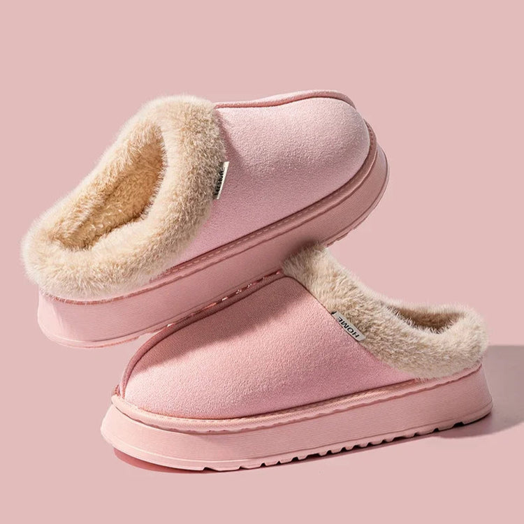 Magnifiques chaussons d’automne-hiver avec doublure en peluche douce, matière supérieure en suédine, semelle épaisse antidérapante, sécurité et confort durable. Livraison offerte !