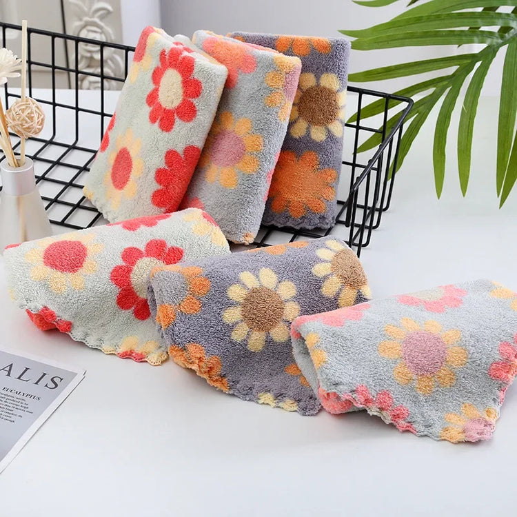 Lot de 4 magnifiques chiffons en microfibre ultra-denses et épais, agréable motif de tournesols colorés, pour nettoyer et essuyer vos surfaces avec le sourire ! 30X30cm. Produit Premium et coup de coeur. La livraison est offerte !