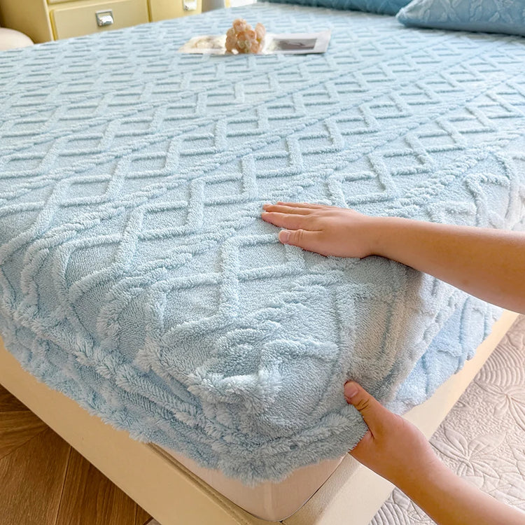 Drap-housse d’hiver en polaire épaisse, ultra-doux et chaleureux, maintien parfait grâce à son pourtour extensible, confort cocooning pour nuits froides, qualité supérieure 500 fils, idéal pour l’automne et l’hiver. Livraison offerte !