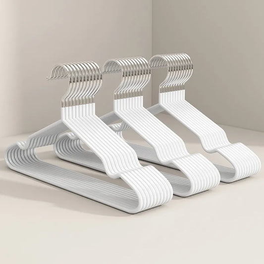 Cintres antidérapants haut de gamme en acier inoxydable, solides et durables, au design fin et élégant, avec encoche d’épaule intégrée, pour un gain de place optimal. Livraison prioritaire offerte !
