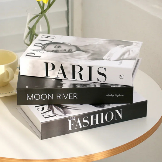 Faux livres décoratifs haut de gamme – Lot de 3 – Qualité premium, réalisme bluffant, utilisation polyvalente pour bibliothèque, étagère ou table basse – Apportez instantanément un look chic et chaleureux à votre intérieur. Livraison prioritaire offerte !