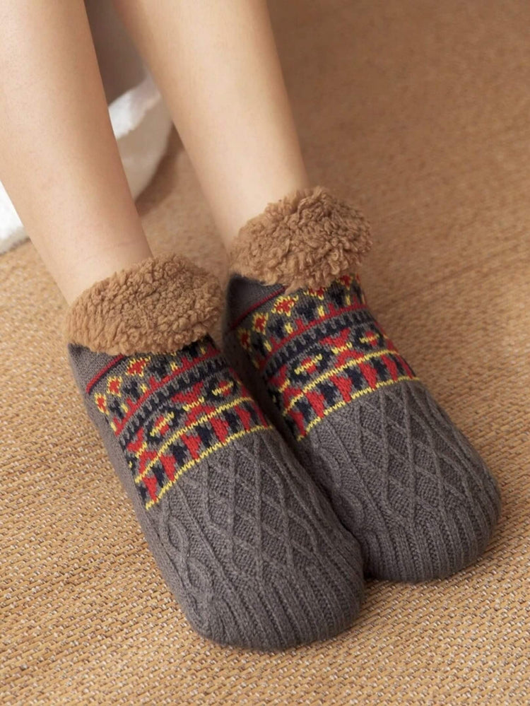 Magnifiques chaussettes thermiques antidérapantes pour l'intérieur. Style nordique rétro. Adieu aux pieds glacés et peu confortables. Qualité Premium. Produit coup de coeur. La livraison est offerte!