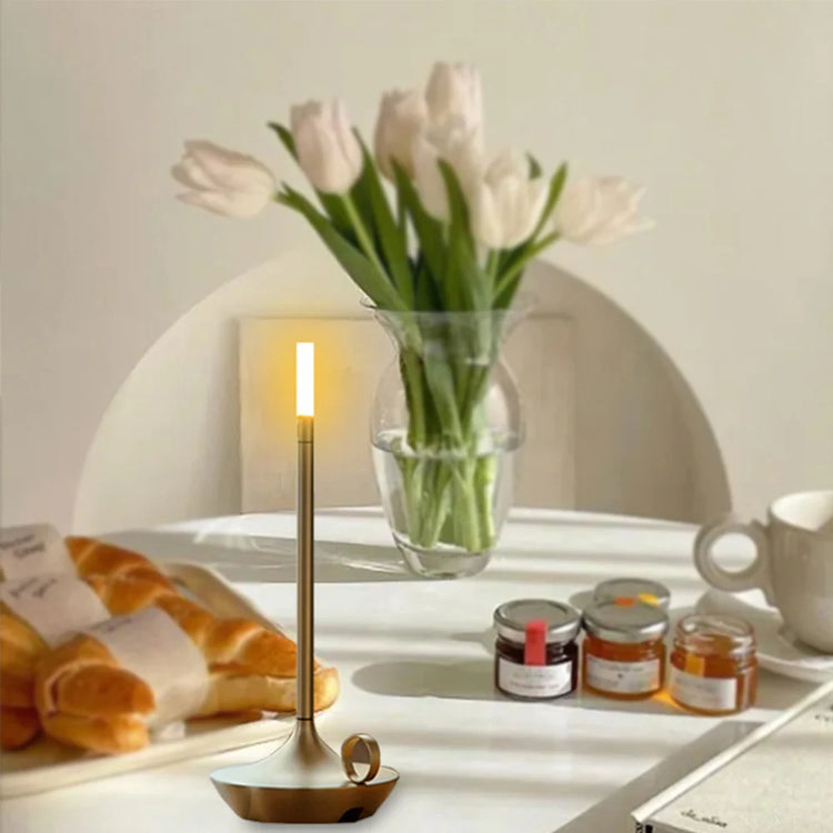 Superbe lampe en métal en forme de bougie avec interrupteur tactile, recharge USB, éclairage blanc chaud ajustable, design créatif  pour une ambiance chaleureuse et vintage. La livraison prioritaire est offerte !