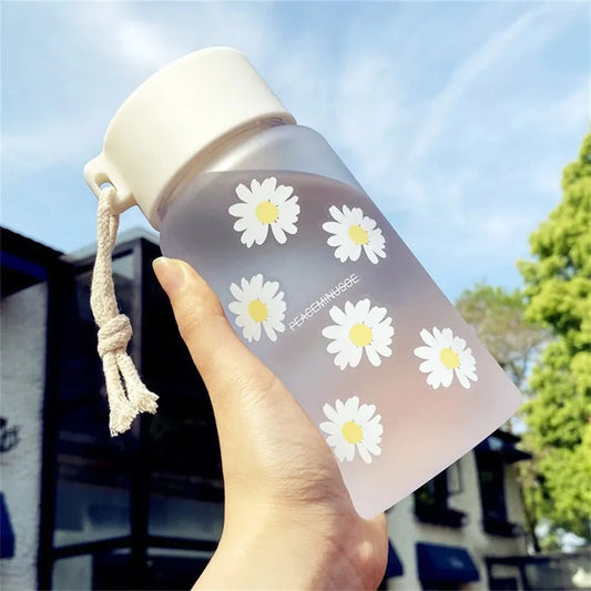 Jolie bouteille d'eau transparente en plastique de 500 ml - sans BPA, gourde sportive portable avec corde, motif à fleurs. La livraison prioritaire est offerte !