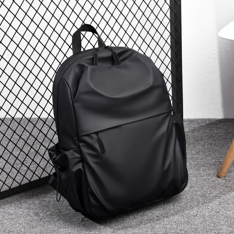 Superbe sac à dos en vinyle dense et robuste • Grand format 43 x 30 x 13 cm •  3 couleurs disponibles • Imperméable • Compatible avec ordinateur portable et tablette • Travail, voyages, vacances, loisirs, sports, week-ends, etc. Livraison offerte !