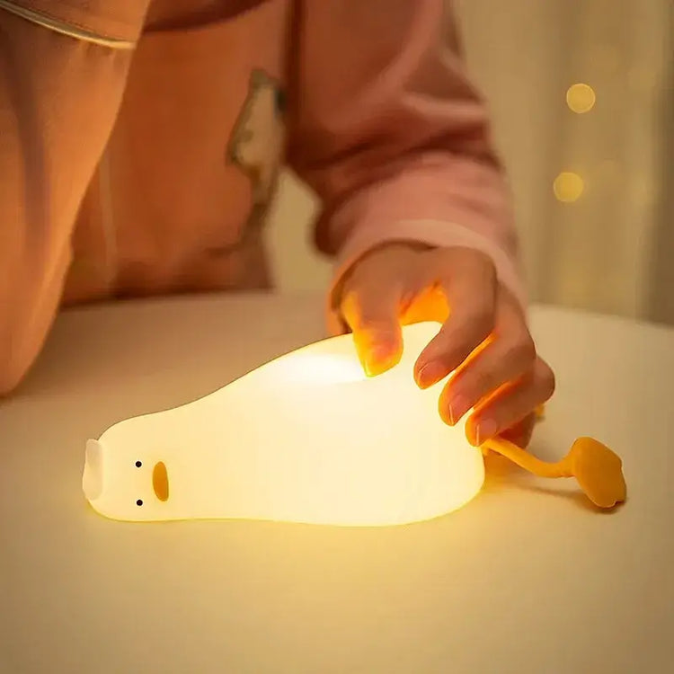 Amusante lampe veilleuse en forme de canard au repos, silicone souple, 3 intensités, veilleuse réconfortante, mignonne et humoristique, rechargeable via câble inclus. Pour les jeunes de cœur, de l'enfance à l'âge adulte. La livraison est incluse !