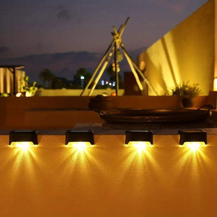 Lampes solaires extérieures avec capteur automatique, éclairage LED blanc chaud étanche, installation facile par adhésif ou vis, idéales pour escaliers, jardins et patios. La livraison prioritaire est offerte !