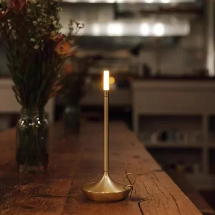 Superbe lampe en métal en forme de bougie avec interrupteur tactile, recharge USB, éclairage blanc chaud ajustable, design créatif  pour une ambiance chaleureuse et vintage. La livraison prioritaire est offerte !