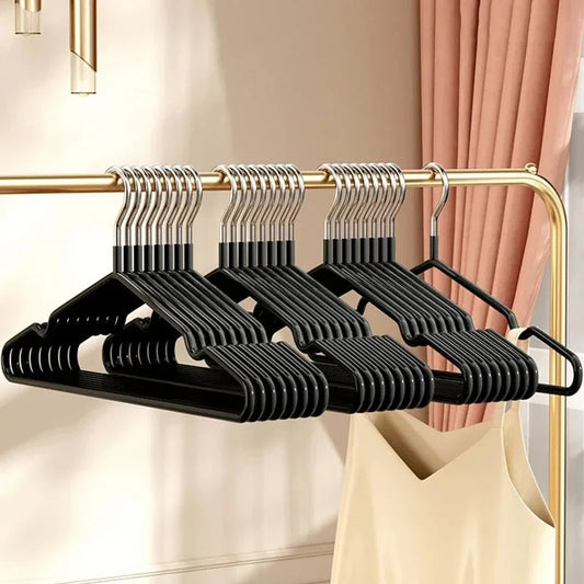 Cintres antidérapants haut de gamme en acier inoxydable, solides et durables, au design fin et élégant, avec encoche d’épaule intégrée, pour un gain de place optimal. Livraison prioritaire offerte !